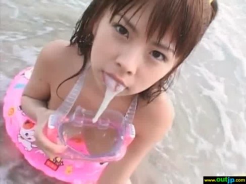 全裸に浮き輪の巨乳美少女が複数ちんぽのザーメン味見