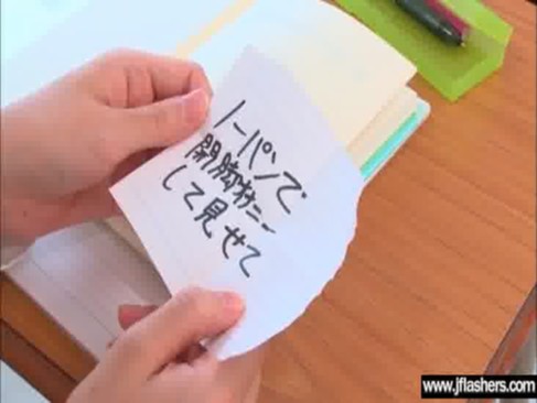 美人JKが授業中に開脚オナニーする