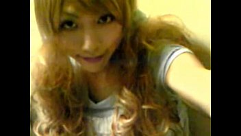 金髪の不思議ちゃん風の超絶美女が自撮りでディルドを使用して膣内オナニーでハードピストン！