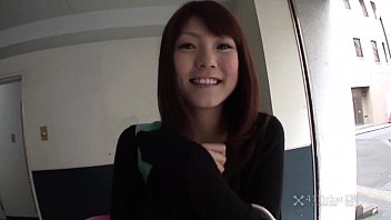 笑顔がまぶしい素人美少女を全裸にして綺麗なおまんこに大きな肉棒をぶち込む無修正エロ動画！