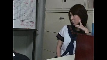 定期券を盗んだ美人JKを脅迫しておまんこレイプする鬼畜な駅長！