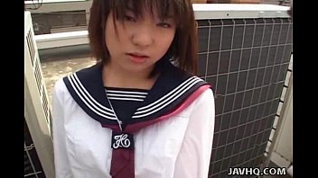 セーラ服着た同級生のJKを屋上に呼び出して手コキさせておしっこさせるヤンキー達！