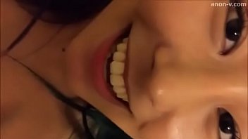 笑顔が素敵な完全パイパンおまんこの素人の彼女とスマホでラブラブ生ハメSEXハメ撮り個人撮影無修正エロ動画！
