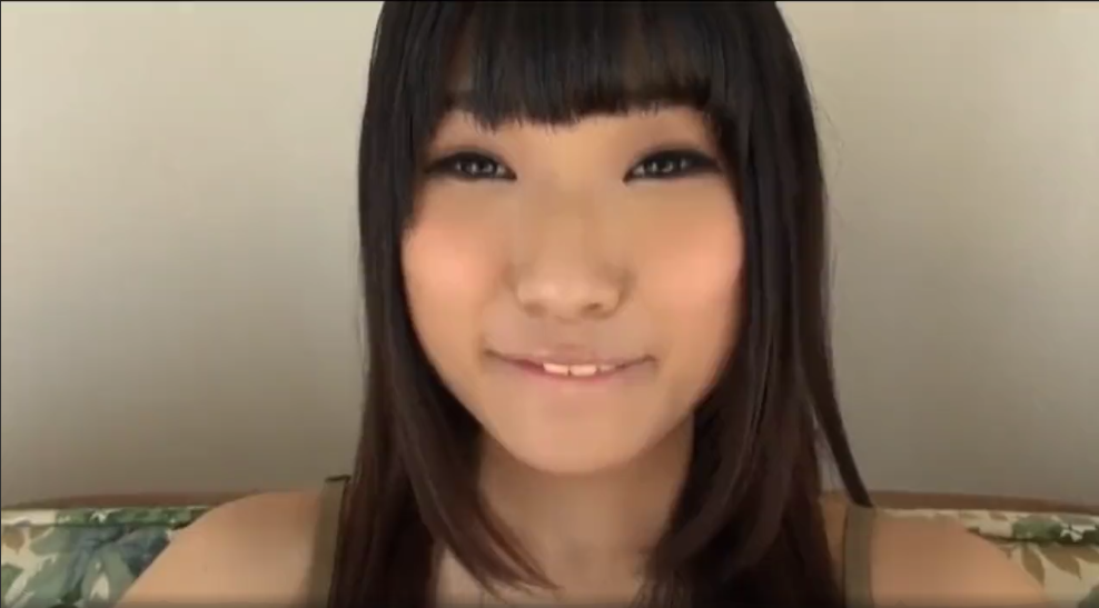 前髪ぱっつんの地下アイドルにいそうな妖艶な美少女のパイパンおまんこ手マンしてフェラさせる無修正エロ動画！