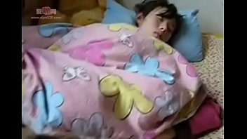 寝ている素人の彼女のおまんことアナルをクパァしてオナニーで精子を顔射する個人撮影無修正エロ動画！