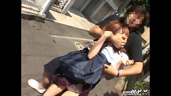 路上痴漢エロ動画！JKを路上で襲っておっぱいとおまんこ猥褻する鬼畜エロ動画！