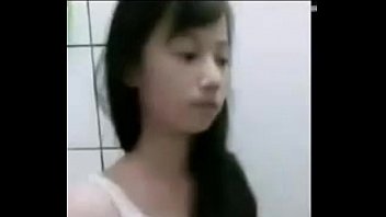 東南アジア系の天使系のロリ風美少女がカメラを設置して全裸を自撮りする無修正エロ動画！
