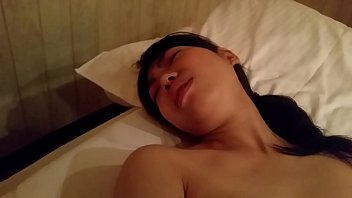 超高画質！発育のよい中●生？それとも高校生？の美少女が綺麗な形の美しい神乳美乳＆綺麗な形の完全パイパンおまんこをクパァされる個人撮影無修正エロ動画！