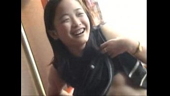 どう見ても小●生にしか見えない笑顔がカワイイ超絶ロリ系美少女が全裸で貧乳oppai＆剛毛おまんこ晒す無修正エロ動画！