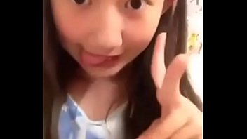 激的な素人のロリ系の美少女が自撮りで素敵なおまんこクパァしてオナニーする無修正エロ動画！