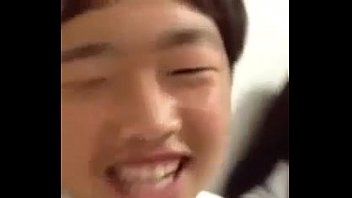 これは…どう見ても本物の日本人の素人の複数名の男女の高校生が自宅で美少女の美乳オッパイを個人撮影した動画が流出！