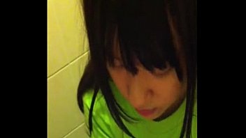 将来有望っぽい整った顔立ちのノーメイクの素人の美少女が彼氏の特大勃起チンポを入念にフェラする無修正個人撮影エロ動画！