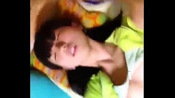 前髪ぱっつんで黒髪おさげの国宝級のロリ系の素人の美少女がスマホで美乳オッパイ晒す無修正自撮りエロ動画！