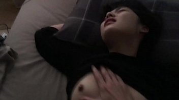 かなり清純派で清楚系の素人美女の女子大生風の彼女とスマホでラブラブエッチをハメ撮りした高画質個人撮影プライベートSEX無修正エロ動画！