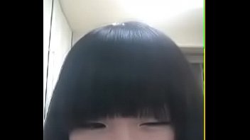 超ロリ系の顔した童顔の美少女がナイスな神乳巨乳をモミモミして晒す自撮り無修正エロ動画！