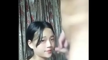 顔は子供で体は大人の年齢不詳のロリ系の素人の美少女の薄毛おまんこにチンポ激ピストンするハメ撮り個人撮影した無修正エロ動画！