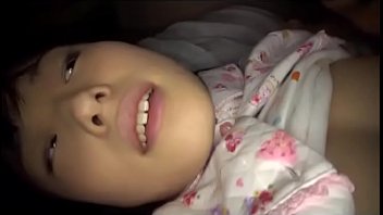 超カワイイ小●生にしか見えない貧乳オッパイで綺麗なパイパンおまんこの超絶美少女ロリのおまんこに中出しするエロ動画！