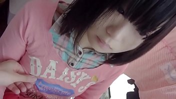 高画質！小〇生にしかみえない完全ロリ系の美少女の無乳とパイパンおまんこを猥褻する鬼畜なエロ動画！