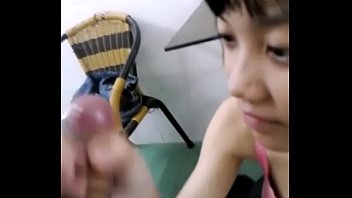 中●生ぐらいに見える幼い感じのロリ系の素人美少女にデカマラを一生懸命フェラさせて個人撮影した無修正エロ動画！