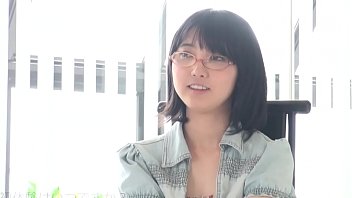 エッチなことにあまり縁のなさそうな眼鏡のヲタク系のごく普通の素人娘が特大勃起チンポをフェラして髪をかき上げる！