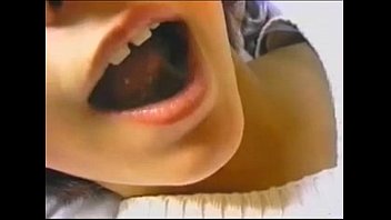 一昔前の超絶美女の素人女子高生？にデカチンをフェラさせて口内射精するほぼ無修正のエロ動画！