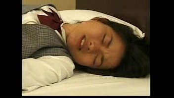 18歳の素人女子高生の援助交際AVビデオ！昭和臭漂うメイクのセーラー服を着た18歳の剛毛おまんこに3Pでチンポ攻撃！フェラさせておまんこに挿入！