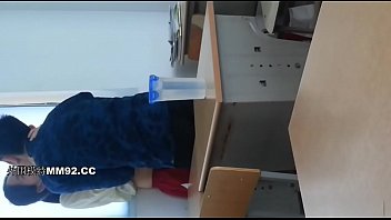 正真正銘の素人高校生カップルが誰もいない放課後の教室で愛を確かめ合ってプライベート個人撮影ハメ撮りSEXした動画が流出した無修正！