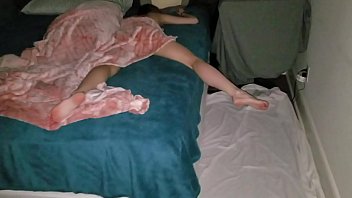 酔っ払った泥酔状態の素人の姪っ子のパイパンおまんこにデカチン挿入して中出しするプライベート個人撮影ハメ撮り近親相姦レイプ無修正動画！