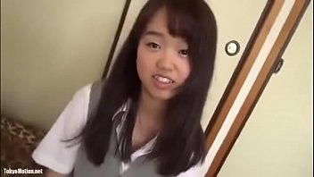 かなり幼さが残るロリ系の素人っぽい貧乳オッパイのJKの美少女のチクビをペロペロしておまんこ手マンする援助交際！
