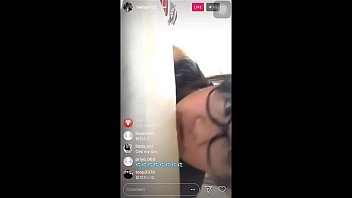 BIGO LIVEでオナニー！ド阿呆な素人の黒縁メガネのJKがパイパンおまんこを晒して笑顔で自撮りした無修正動画