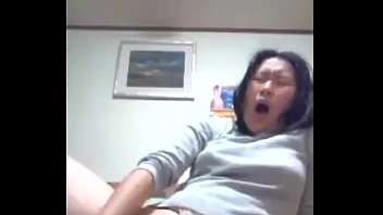 かなりブスな一重まぶたでぽっちゃりのJK？がディルドを使ってパイパンおまんこオナニーする自撮り無修正！