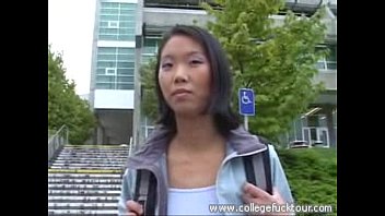アジア系アメリカ人のまな板貧乳オッパイの美少女がチンぽにピアスを開けたデカチンの白人彼氏とカーSEXする無修正！