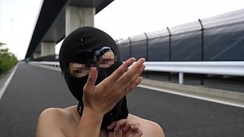 素っ裸で目出し帽のパイパンおまんこで無乳の素人がオナニーしたフェラする野外露出高画質無修正！