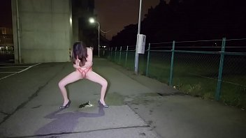路上で全裸露出して彼氏と野外青姦SEXするプライベート個人撮影ハメ撮り無修正！