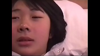 年齢不詳で顔出しNGのロリ系の中〇生風の素人娘のおまんこに中出しする極悪野郎！