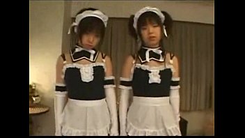 小〇生にしか見えないゴスロリ美少女二人のパイパンおまんこ食って顔射するズルい男！