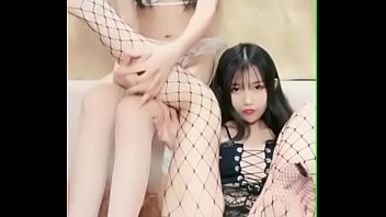 謎の美少女二人が自撮りで美乳やおまんこを晒す無修正です！