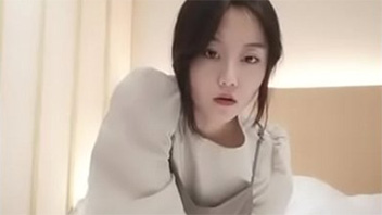 色白美白の影がある雰囲気の美少女が彼氏とハメ撮りした無修正です！