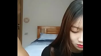 可憐な美少女風の小娘に中出しSEXするハメ撮り無修正です！