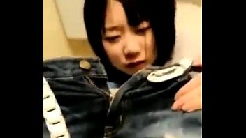 出会い系サイトで出会って多目的トイレで援助交際ハメ撮りする無修正です！