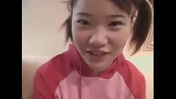 年齢不詳のスーパー剛毛おまんこのロリ系ルックスの美少女とハメ撮りする無修正です