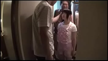 とんでもない悪者がロリ系ルックスの美少女に淫行行為するエロ動画