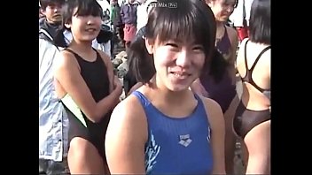 競泳水着の美少女たちのエロ動画