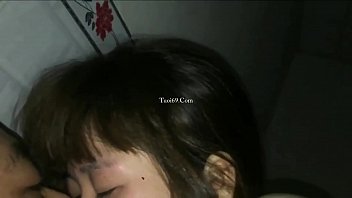 デカチン彼氏のチンチンを一生懸命フェラしておまんこピストンされる素人カップルの無修正エロ動画