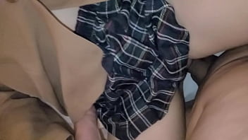 制服姿のJKのおまんこにポコチンをハメてスマホでハメ撮りした無修正投稿エロ動画