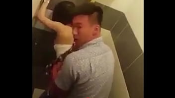一般人のサラリーマンが同僚の美女と会社のトイレでおまんこパコパコする無修正です