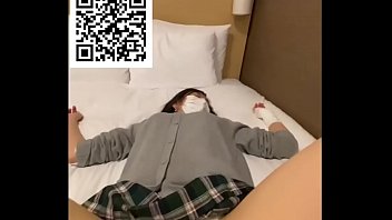 素敵なパンティーを履いた女子高生の性感帯を手マンしてチンコ挿入しておまんこピストンする無修正エロ動画です