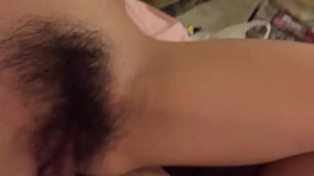 毛深いおまんこの元カノにチンチンを激しく挿入してハメ撮りした一般人カップルの無修正です