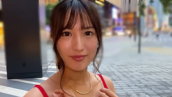 Aカップちっぱい貧乳で清純派系の美女のパイパンおまんこを手マンしてフェラさせてデカチン挿入