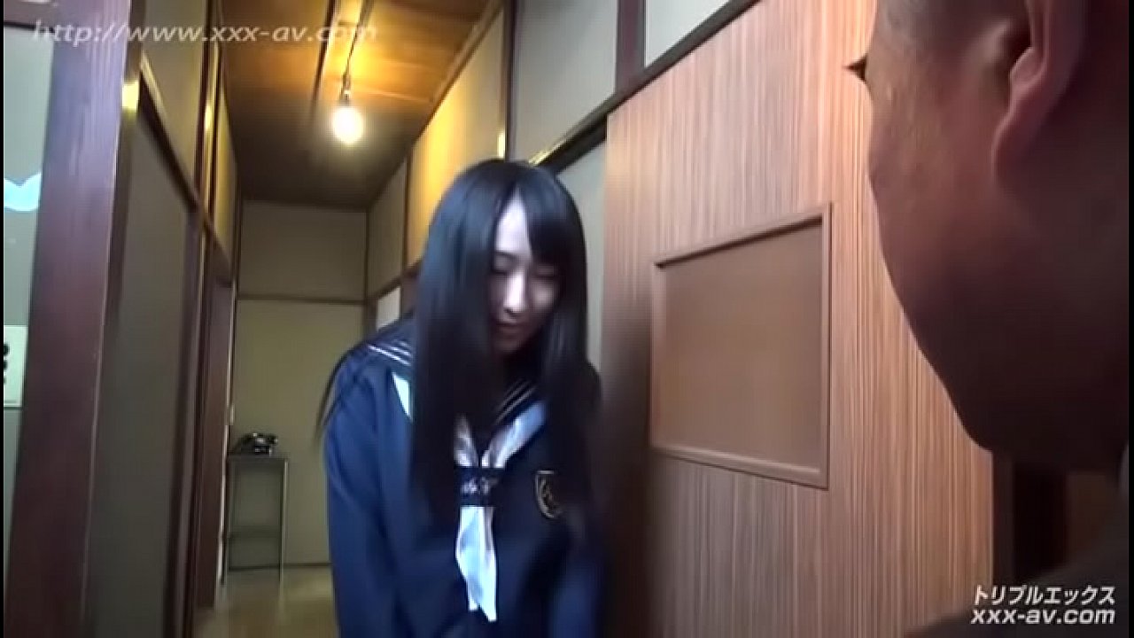 母親の友人のおじさんにおまんこ突かれるJKの無修正です